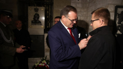 Szef Urzędu do Spraw Kombatantów i Osób Represjonowanych Jan Józef Kasprzyk (L) uhonorował Marka Bika medalem „Pro Patria” podczas uroczystości z okazji 152. rocznicy urodzin marszałka Józefa Piłsudskiego. Kraków, 08.12.2019. Fot. PAP/Ł. Gągulski