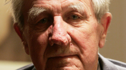 Warszawa, 2006-01-17. Wilhelm Brasse, były więzień obozu Auschwitz, prowadził fotograficzną dokumentację obozu od jego powstania do ewakuacji. PAP/A. Wiktor