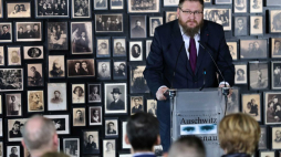 Dyrektor Państwowego Muzeum Auschwitz-Birkenau Piotr Cywiński przemawia podczas uroczystości 10-lecia Fundacji Auschwitz-Birkenau. Fot. PAP/A. Grygiel