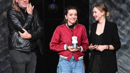Zdobywcy nagrody za spektakl „Cząstki kobiety” w reż. Kornela Mundruczo z TRWarszawa: Justyna Wasilewska (P) i Monika Frajczyk (C) podczas gali finałowej 12. Międzynarodowego Festiwalu Teatralnego Boska Komedia w Krakowie. Fot. PAP/J. Bednarczyk