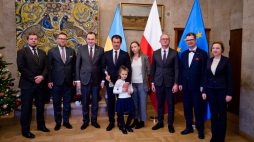 Sekretarz stanu w Kancelarii Prezydenta RP Adam Kwiatkowski (3L) i prezes Fundacji „Pomoc Polakom na Wschodzie” Mikołaj Falkowski (3P) wręczyli Ireneuszowi Derkowi (4L) nagrodę za zasługi we wspieraniu kultury polskiej. Źródło: Ambasada RP w Kijowie