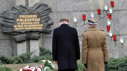 Szczecin, 17.12.2019. Prezydent Andrzej Duda oraz gen. dyw. Maciej Jabłoński podczas uroczystości przed bramą Stoczni Szczecińskiej w rocznicę Grudnia '70. PAP/M. Bielecki