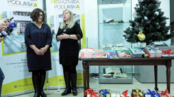 Dyrektor Książnicy Podlaskiej Jolanta Gadek (P) oraz prezes podlaskiego oddziału „Wspólnota Polska” Anna Kietlińska podczas przekazania książek dla Polaków na Białorusi. Fot. PAP/A. Reszko