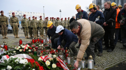 Uroczyste zapalenie zniczy i złożenie kwiatów pod Pomnikiem Poległych Stoczniowców w Gdańsku. Fot. PAP/A. Warżawa