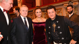 Wiedeń, 15.12.2019. Dyrektor Teatru Wielkiego–Opery Narodowej w Warszawie Waldemar Dąbrowski, wicepremier, minister kultury i dziedzictwa narodowego Piotr Gliński, śpiewaczka operowa Corinne Winters oraz śpiewak Piotr Beczała podczas premiery "Halki" Stanisława Moniuszki w Theater an der Wien. Fot. PAP/P. Nowak