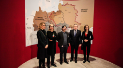 Francja, Lens, 13.12.2019. Wicepremier, minister kultury i dziedzictwa narodowego Piotr Gliński (2P) podczas zwiedzania wystawy polskiego malarstwa pt. "Polska 1840-1918. Zobrazować ducha narodu" w Muzeum Louvre-Len. Fot. PAP/M. Marek