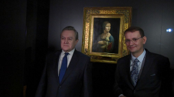 Wicepremier, minister kultury Piotr Gliński (L) oraz dyrektor Muzeum Narodowego w Krakowie Andrzej Betlej podczas spotkania dla mediów przed uroczystym otwarciem odnowionego Muzeum Książąt Czartoryskich. Fot. PAP/J. Bednarczyk
