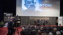  Wicepremier, minister kultury i dziedzictwa narodowego Piotr Gliński (P) i Joanna Krauze (L) podczas przeglądu twórczości filmowej Antoniego Krauzego w Łodzi. Fot. PAP/G. Michałowski