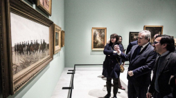 Wicepremier, minister kultury i dziedzictwa narodowego Piotr Gliński (2P) i wicedyrektor muzeum, współkurator ekspozycji Luc Piralla-Heng Vong (P) zwiedzają wystawę polskiego malarstwa pt. „Polska 1840–1918. Zobrazować ducha narodu” w Muzeum Louvre-Lens. Fot. PAP/M. Marek