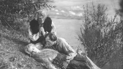 Film „Halka”: Zorika Szymańska jako Halka (leży), Konstanty Meglicki jako Dziadek (klęczy) i Włodzimierz Czerski jako Jontek. Fot. NAC 