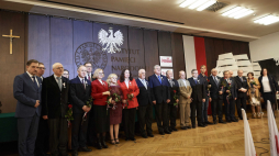 Działacze opozycyjni w PRL, odznaczeni Krzyżem Wolności i Solidarności, pozują do wspólnego zdjęcia z prezesem IPN Jarosławem Szarkiem (6L), przewodniczącym NSZZ "Solidarność" Piotrem Dudą (L) oraz dyrektorem IPN w Gdańsku Jarosławem Golonem (2L). Fot. PAP/A. Warżawa