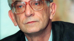 Warszawa 29.05.1994. Krzysztof Kieślowski przed pokazem filmu pt. Trzy kolory: Czerwony. PAP/T. Walczak 