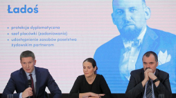 Współautorzy publikacji Monika Maniewska (C) i Bartłomiej Zygmunt (L) oraz ambasador RP w Szwajcarii, redaktor naukowy wydawnictwa dr Jakub Kumoch (P) podczas konferencji prasowej, na której zaprezentowano Listę Ładosia Warszawa, 12.12.2019. Fot. PAP/P. Supernak