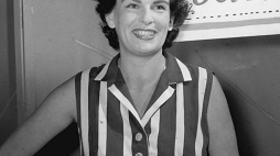 Warszawa 1957. Maria Koterbska, współinicjatorka kabaretu literatów Wagabunda. Fot. PAP/J. Tymiński 