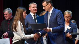 remier Mateusz Morawiecki (2P) podczas uroczystości wręczenia stypendiów z Funduszu Stypendialnego im. Marii i Lecha Kaczyńskich. Fot. PAP/W. Jargiło
