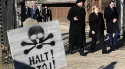 Oświęcim, 06.12.2019. Kanclerz Niemiec Angela Merkel, premier Mateusz Morawiecki, dyrektor Państwowego Muzeum Auschwitz-Birkenau Piotr Cywiński na terenie byłego niemieckiego nazistowskiego obozu zagłady Auschwitz.  PAP/A. Grygiel