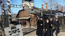 Kanclerz Niemiec Angela Merkel (2L), premier Mateusz Morawiecki (2P), dyrektor Państwowego Muzeum Auschwitz-Birkenau Piotr Cywiński (L) i wicedyrektor Państwowego Muzeum Auschwitz-Birkenau Andrzej Kacorzyk (P) na terenie byłego niemieckiego nazistowskiego obozu zagłady Auschwitz. 06.12.2019. Fot. PAP/A. Grygiel