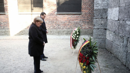 Kanclerz Niemiec Angela Merkel (L) oraz premier Mateusz Morawiecki (P) składają kwiaty przy Ścianie Straceń na terenie byłego niemieckiego nazistowskiego obozu zagłady Auschwitz. 06.12.2019. Fot. PAP/Łukasz Gągulski