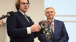 Tadeusz Truskolaski, prezydent Miasta Białegostoku przekazał Wojciechowi Śleszyńskiemu, dyrektorowi Muzeum Pamięci Sybiru klucze do nowego gmachu Muzeum. Źródło: Muzeum Pamięci Sybiru
