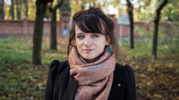 Natalia Bartczak wśród drzew w okolicy cmentarza w Wińsku. Fot. M. Starowieyska/Muzeum Historii Żydów Polskich