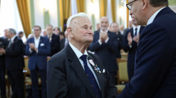 Prezes IPN Jarosław Szarek (P) i odznaczył Krzyżem Wolności i Solidarności Bogusława Nizieńskiego. Warszawa, 13.12.2019. Fot. PAP/L. Szymański