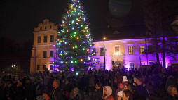 Zapalenie światełek na choince na placu przed oknem papieskim. Kraków, 21.12.2019. Fot. PAP/J. Bednarczyk