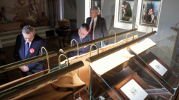 Warszawa, 03.12.2019. Wicepremier, minister kultury i dziedzictwa narodowego Piotr Gliński (L), Sekretarz Stanu w MKiDN Jarosław Sellin (2L) oraz dyrektor Muzeum Pałacu Króla Jana III Sobieskiego w Wilanowie Paweł Jaskanis (P) podczas wernisażu wystawy „Leonardiana w kolekcjach polskich”. Fot. PAP/T. Gzell