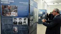 Warszawa, 03.12.2019. Uczestnicy otwarcia wystawy „Bracia w wierze. Współpraca katolików polskich i słowackich w okresie komunizmu” w Centrum Edukacyjnym IPN im. Janusza Kurtyki w Warszawie. Ekspozycja została przygotowana przez Instytut Pamięci Narodowej, słowacki Instytut Pamięci Narodu i Ambasadę Rzeczypospolitej Polskiej w Bratysławie. Fot. PAP/M. Marek