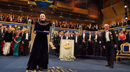 Sztokholm. 10.12.2019 r. Olga Tokarczuk odebrała dyplom i medal noblowski z rąk króla Karola XVI Gustawa. Fot. EPA/J. Ekstromer 