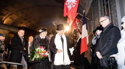 Poznań, 26.12.2019. Inscenizacja przyjazdu Ignacego Jana Paderewskiego na dworzec kolejowy w Poznaniu, rozpoczęła główne obchody 101. rocznicy wybuchu powstania wielkopolskiego. W 1918 roku przyjazd Paderewskiego do Poznania zapoczątkował zwycięski zryw niepodległościowy. W rolę Paderewskiego wcielił się poznański aktor Andrzej Lajborek (C). Fot. PAP/M. Zakrzewski