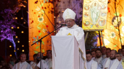 Wrocław, 31.12.2019. Abp Grzegorz Ryś podczas mszy świętej we wrocławskiej Hali Stulecia, sprawowanej w ramach 42. Europejskiego Spotkania Młodych Taize. Fot. PAP/A. Koźmiński