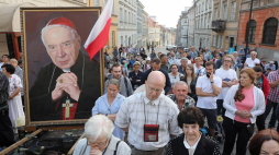 Msza św. przed wymarszem organizowanej przez paulinów 308. Warszawskiej Pielgrzymki Pieszej ph. „Jasnogórska Matka Życia”, w intencji beatyfikacji kard. Stefana Wyszyńskiego i w 40-lecie pierwszej pielgrzymki Jana Pawła II do Polski. Fot. PAP/T. Gzell