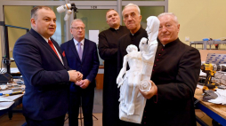 Kierownik Centrum Druku 3D prof. Tomasz Królikowski (L), rektor prof. Tadeusz Bohdal (2L), ks. Piotr Zieliński (C), dyrektor Domu Księży Emerytów ks. Tadeusz Gorla (2P) oraz ks. Franciszek Puchalski (P) podczas przekazania w Koszalinie repliki rzeźby-skrzatuskiej Piety, proboszczowi kołobrzeskiej parafii konkatedralnej. Fot. PAP/M. Bielecki