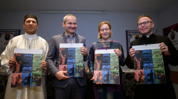 Imam poznańskiej wspólnoty muzułmańskiej Youssef Chadid (L), zastępca prezydenta Poznania Jędrzej Solarski (2L), członek zarządu Gminy Wyznaniowej Żydowskiej w Poznaniu Ewa Pacek (2P) i koordynator projektu, odpowiedzialny w Archidiecezji Poznańskiej za dialog z islamem ojciec Marcin Wrzos (P) podczas prezentacji kalendarza „W naszym fyrtlu. Chrześcijanie, żydzi, muzułmanie razem” na 2020 r. Poznań, 16.12.2019. Fot. PAP/J. Kaczmarczyk