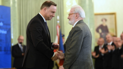 Warszawa, 13.12.2019. Prezydent RP Andrzej Duda (L) i odznaczony Seweryn Jaworski (P) podczas uroczystości wręczenia odznaczeń państwowych w 38. rocznicę wprowadzenia stanu wojennego w Polsce. PAP/P. Nowak