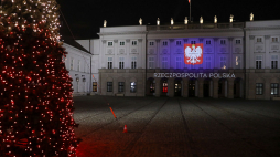 Iluminacja z okazji 30. rocznicy przywrócenia nazwy państwa – Rzeczpospolita Polska oraz przywrócenia orła w koronie w godle Polski. Fot. Jakub Szymczuk / KPRP