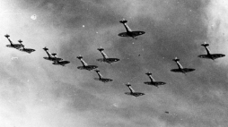 Samoloty myśliwskie Spitfire Polskich Sił Powietrznych w Wielkiej Brytanii podczas lotu w szyku bojowym. Fot. NAC