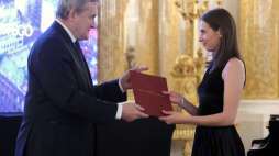 Wicepremier, minister kultury i dziedzictwa narodowego Piotr Gliński (L) oraz stypendystka Sara Boś (P) podczas uroczystości wręczenia stypendiów studentom uczelni artystycznych. Fot. PAP/T. Gzell