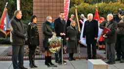Wrocław, 11.12.2019. Rodzina śp. Kornela Morawieckiego: jego córki Marta Morawiecka i Anna Morawiecka, syn Mateusz Morawiecki - premier RP, żona Jadwiga Morawiecka oraz rektor Politechniki Wrocławskiej Cezary Madryas podczas uroczystości odsłonięcia tablicy upamiętniającej założyciela Solidarności Walczącej Kornela Morawieckiego. Fot. PAP/M. Kulczyński