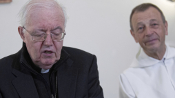 Przeor wspólnoty Taize brat Alois Loeser (P) oraz arcybiskup Turynu Cesare Nosiglia (L) podczas konferencji prasowej we Wrocławiu. Fot. PAP/A. Koźmiński