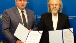 Marszałek woj. śląskiego Jakub Chełstowski (L) oraz kompozytor, dyrektor i twórca festiwalu Transatlantyk Jan A.P. Kaczmarek (P) podczas uroczystości podpisania porozumienia w sprawie organizacji w województwie śląskim Międzynarodowego Festiwalu Muzyki i Filmu „Transatlantyk Festiwal”. Fot. PAP/A. Grygiel