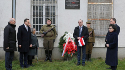 Syn Anny Walentynowicz Janusz Walentynowicz (4P), premier Mateusz Morawiecki (2L), marszałek Sejmu Elżbieta Witek (P), poseł PiS Antoni Macierewicz (L) podczas uroczystego odsłonięcia tablicy upamiętniającej Annę Walentynowicz na terenie Muzeum Żołnierzy Wyklętych i Więźniów Politycznych PRL przy ul. Rakowieckiej w Warszawie. Fot. PAP/P. Supernak