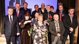 Minister kultury i dziedzictwa narodowego Piotr Gliński (L) z odznaczonymi podczas uroczystości wręczenia medali „Zasłużony Kulturze Gloria Artis” z okazji 70-lecia Wytwórni Filmów Oświatowych w Łodzi. Fot. PAP/G. Michałowski