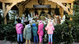 Dekorowanie drzewek w jasnogórskim Wieczerniku, w ramach XII edycji Konkursu na Wieczernikową Choinkę. Częstochowa, 20.12.2019. Fot. PAP/W. Deska