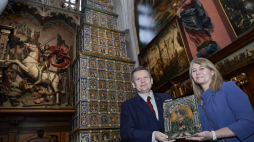 Dorota Karnkowska przekazuje do zbiorów Muzeum Gdańska na ręce dyrektora placówki Waldemara Ossowskiego oryginalny kafel zabytkowego Wielkiego Pieca z Dworu Artusa. Fot. PAP/A. Warżawa