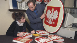 Zakład produkcji szyldów i tablic. Warszawa 01. 1990. Fot. PAP/I. Sobieszczuk, J. Bogacz