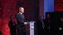Prezydent Andrzej Duda podczas uroczystości przed Bramą Śmierci byłego obozu Auschwitz II-Birkenau w Oświęcimiu. Fot. PAP/Ł. Gągulski