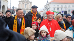 Warszawa, 06.01.2020. Prezydent RP Andrzej Duda (C-L) oraz metropolita warszawski kardynał Kazimierz Nycz (C-P) biorą udział w tradycyjnym orszaku Trzech Króli, który wyruszył 6 bm. w Warszawie, w ramach obchodów Święta Objawienia Pańskiego, z placu Zamkowego w kierunku placu Piłsudskiego. Fot. PAP/T. Gzell