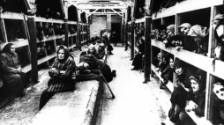 Oświęcim, 01.1945. Obóz koncentracyjny po wyzwoleniu przez Armię Czerwoną. Więźniowie obozu w baraku na pryczach. Fot. PAP/CAF-Reprodukcja