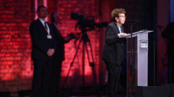 yła więźniarka obozu poetka Batszewa Dagan (P) podczas uroczystości przed Bramą Śmierci byłego obozu Auschwitz II-Birkenau w Oświęcimiu. Fot. PAP/Ł. Gągulski